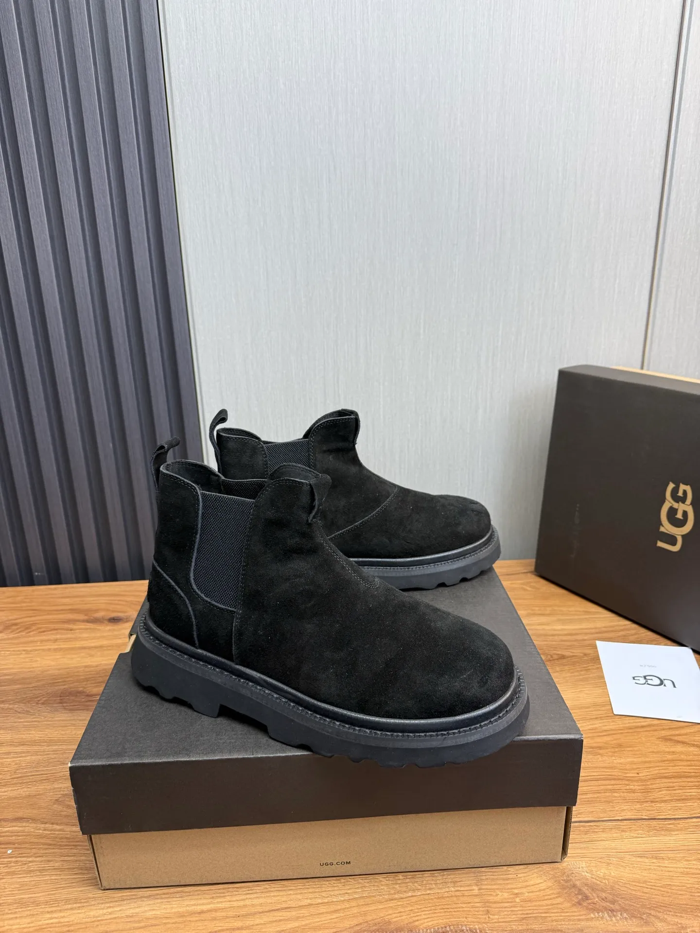 Men's shoes 💰600💰 New UGG fur integrated men's simple and fashionable snow boots. The most worth buying at the end of this year are warm casual shoes. Whether you are out and about at home, their comfortable and warm performance will be your most suitable fashion companion! The material is cowhide upper and imported wool is used inside. Warm and comfortable! The eva+ rubber patch outsole is cushioned, non-slip and wear-resistant, and has good elasticity. It is light and wear-resistant, comfortable and soft, and the new simple cut is more fashionable. It has both practicality and fashion sense, so you no longer have to worry about how to match it in winter, while still maintaining your fashionable taste. High-quality genuine wool. Look at the details for the material! Size: 39-40-41-42-43-44-44 sneaker size